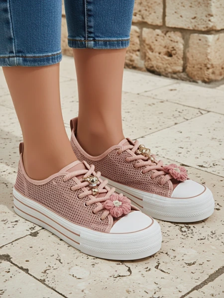 Royalfashion Ażurowe damskie trampki z ozdobami Osdo