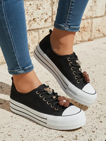 Royalfashion Жіночі перфоровані кросівки з декораціями Osdo