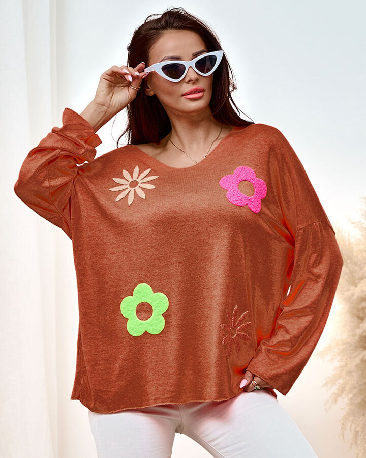 Royalfashion Тонкий жіночий светр з квітковими нашивками